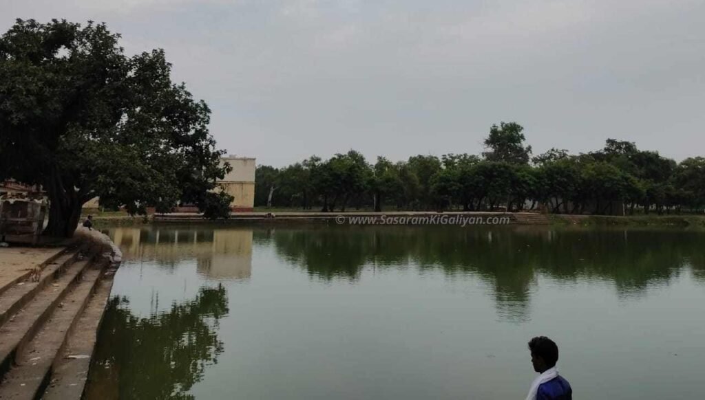 अति प्राचीन है बिक्रमगंज का मां यक्षिणी भवानी भलुनी धाम , मिलते हैं लंगूर | Yakshini Bhavani Bhaluni Dham 5 रोहतास स्थित माँ यक्षिणी भवानी भलुनी धाम का प्राचीन तालाब