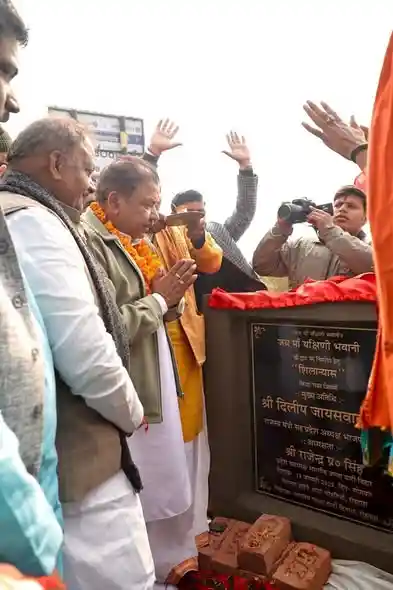अति प्राचीन है बिक्रमगंज का मां यक्षिणी भवानी भलुनी धाम , मिलते हैं लंगूर | Yakshini Bhavani Bhaluni Dham 4 भलुनी भवानी धाम के प्रवेश द्वार के शिलान्यास कार्यक्रम में शिलापट्ट के पास उपस्थित जनप्रतिनिधि