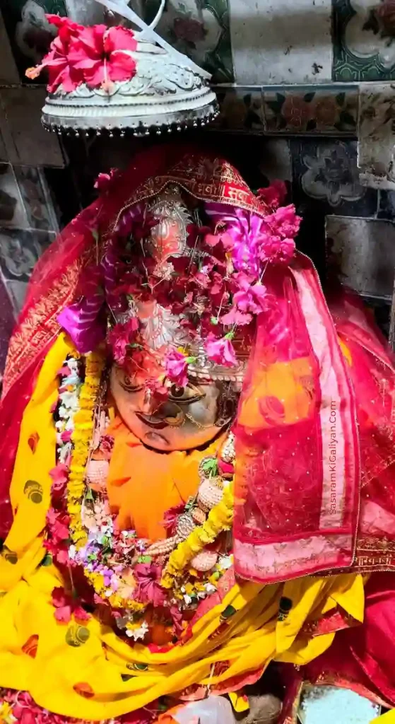 अति प्राचीन है बिक्रमगंज का मां यक्षिणी भवानी भलुनी धाम , मिलते हैं लंगूर | Yakshini Bhavani Bhaluni Dham 1 भलुनी धाम में फूलों से सजी माँ यक्षिणी भवानी की प्राचीन प्रतिमा