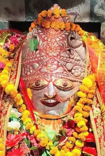 अति प्राचीन है बिक्रमगंज का मां यक्षिणी भवानी भलुनी धाम , मिलते हैं लंगूर | Yakshini Bhavani Bhaluni Dham 12 लाल चुनरी और फूलों से सजी माँ यक्षिणी भवानी की प्रतिमा, भलुनी धाम
