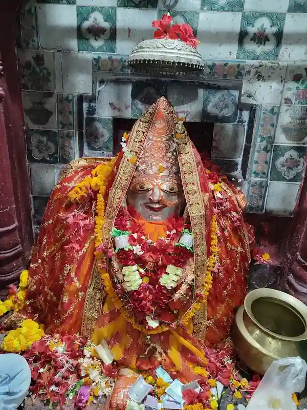 अति प्राचीन है बिक्रमगंज का मां यक्षिणी भवानी भलुनी धाम , मिलते हैं लंगूर | Yakshini Bhavani Bhaluni Dham 2 यक्षिणी भवानी भलुनी धाम मंदिर में स्थापित माँ भवानी की प्रतिमा