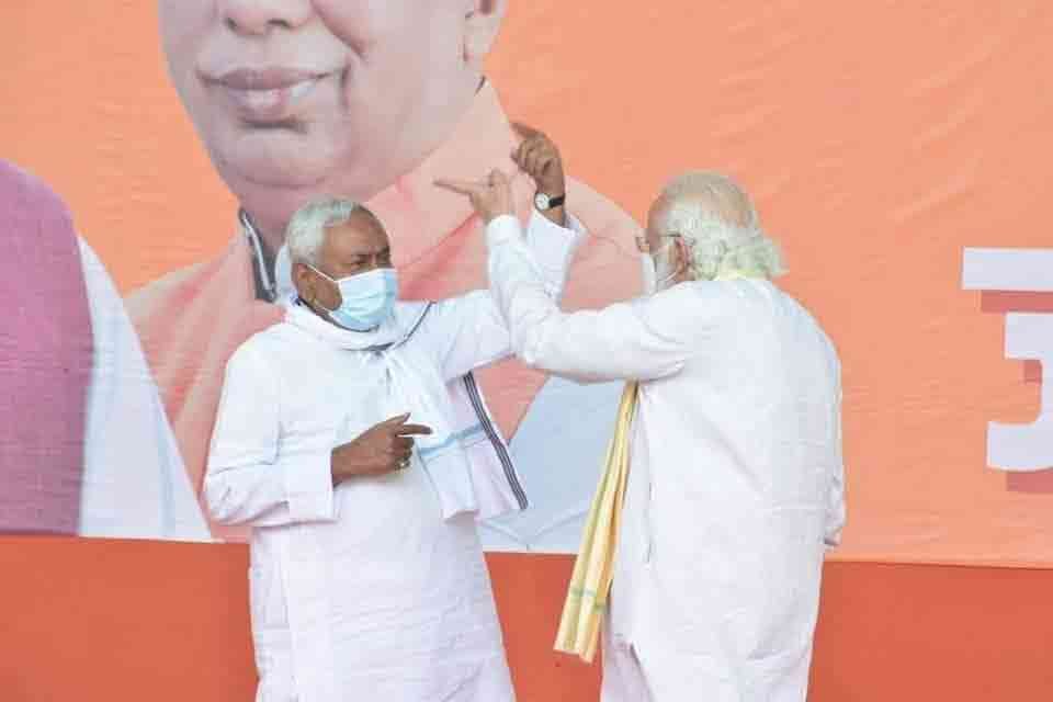 modi nitish ishara