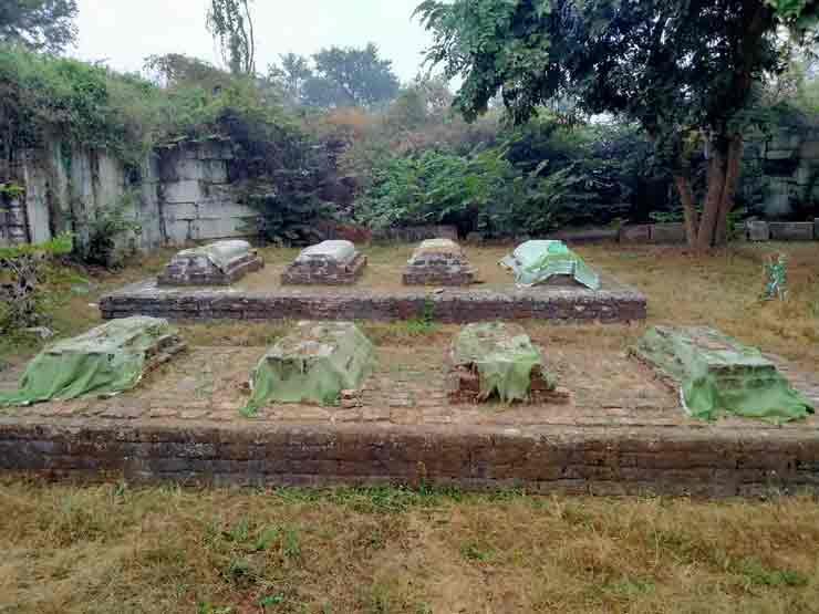 सासाराम में इस्लाम शाह सूरी के मकबरे के परिसर की कब्रें