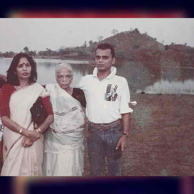 सासाराम के शहीद डीएफओ संजय सिंह की दास्तां 20 वर्ष बाद भी रुला देती है । नक्सली और माफिया थर थर कांपते थें । Martyred Dfo Sanjay Singh 15 Dfo sanjay Singh sasaram With Family शहीद संजय सिंह नक्सलियों व माफियाओं के जानी दुश्मन माने जाते थे । जांबाज अधिकारी आज भी नागरिकों के हृदय के केंद्र में बसे हुए हैं । 15 फरवरी 2002 को रेहल गांव में संजय सिंह को नक्सलियों ने उनके शरीर पर बेरहमी से तबातोड़ 9 गोलियां दाग कर शहीद कर दिया