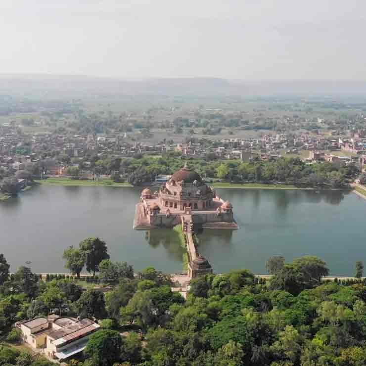 शेरशाह सूरी के सासाराम स्थित मकबरे के अंदर परिवार की कब्रें