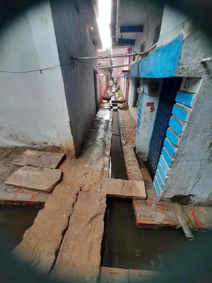 नगर निगम सासाराम से त्रस्त लोगों ने घर बेचने का पोस्टर लगाया । इग्नोर करेंगे तो कल आपका नंबर भी आएगा, इसलिए आगे बढ़ाइए ! Ghar Bechne Ka Poster 11 gandagi se ghar Bechne ka poster 2