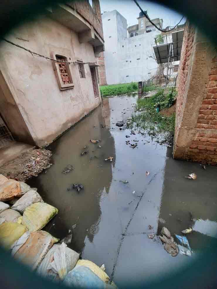 नगर निगम सासाराम से त्रस्त लोगों ने घर बेचने का पोस्टर लगाया । इग्नोर करेंगे तो कल आपका नंबर भी आएगा, इसलिए आगे बढ़ाइए ! Ghar Bechne Ka Poster 6 Ward 6 Gaurakshni, Sasaram