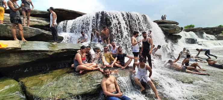 प्रकृति का मधुर संगीत सुनना है तो चले आईए मांझर कुंड | Manjhar Kund Waterfall 8 मांझर कुंड में युवाओं का उत्साह