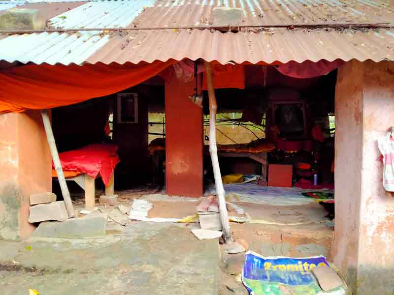 काले बादल, रिमझिम बारिश, कल कल बहते झरने और तृप्ति करती ठंडी हवाएं बुला रही हैं गीता घाट आश्रम , सासाराम | Gita Ghat Ashram 7 आज भी भौतिकता, मोहमाया ,टेक्नोलॉजी और बाहरी दुनिया के चमक दमक से दूर गीता घाट बाबा के उत्तराधिकारी पहाड़ पर प्रकृति के गोद में रहते हैं