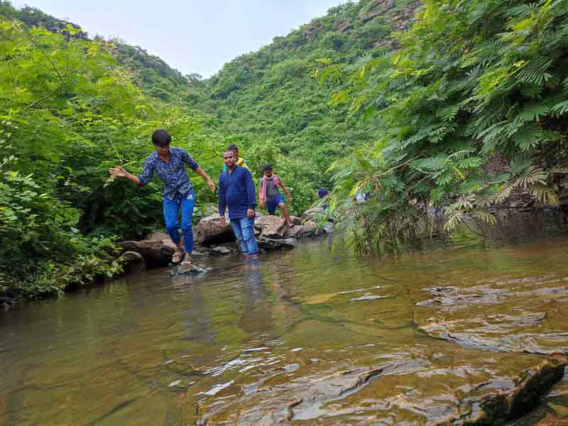 काले बादल, रिमझिम बारिश, कल कल बहते झरने और तृप्ति करती ठंडी हवाएं बुला रही हैं गीता घाट आश्रम , सासाराम | Gita Ghat Ashram 9 नदी से गीता घाट झरना जाने का रास्ता