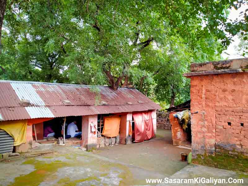 काले बादल, रिमझिम बारिश, कल कल बहते झरने और तृप्ति करती ठंडी हवाएं बुला रही हैं गीता घाट आश्रम , सासाराम | Gita Ghat Ashram 6 पहाड़ के ऊपर गीता घाट बाबा के उत्तराधिकारी का कुटिया