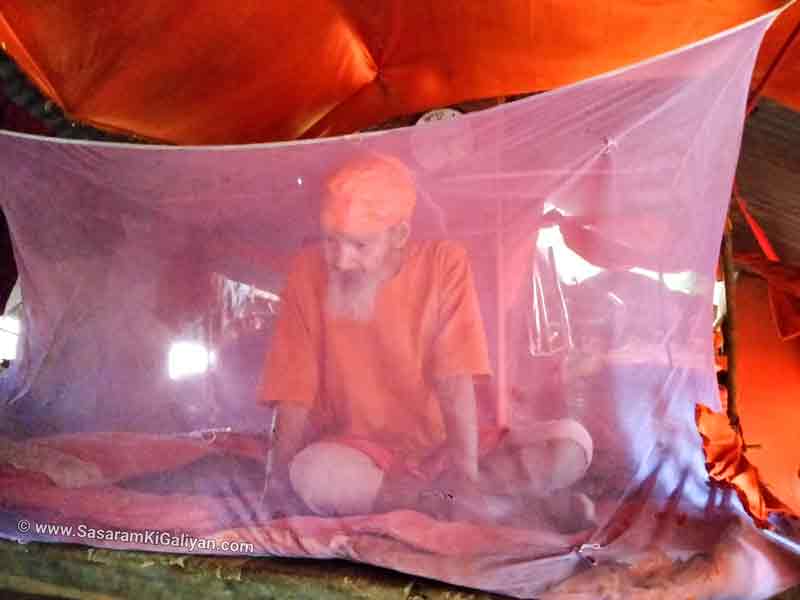 काले बादल, रिमझिम बारिश, कल कल बहते झरने और तृप्ति करती ठंडी हवाएं बुला रही हैं गीता घाट आश्रम , सासाराम | Gita Ghat Ashram 5 कुटिया में मौजूद गीता घाट बाबा के उत्तराधिकारी , "सासाराम कि गलियां" से खास मुलाक़ात