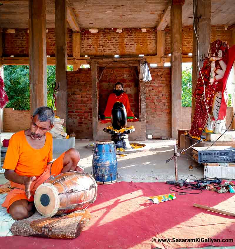 काले बादल, रिमझिम बारिश, कल कल बहते झरने और तृप्ति करती ठंडी हवाएं बुला रही हैं गीता घाट आश्रम , सासाराम | Gita Ghat Ashram 8 गीता घाट पहाड़ी के निचे गीता घाट बाबा के अन्य शिष्य भजन कीर्तन करते हुए