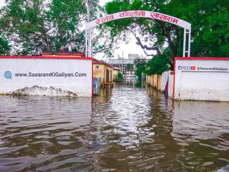 हल्की बारिश से डूब गया रेलवे कॉलोनी 