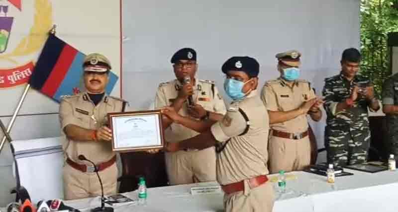 राष्ट्रपति पुरष्कृत सासाराम का बेटा और झारखंड के DSP ने 10 लाख के इनामी नक्सली का इनकाउंटर कर दिया | DSP OM Prakash Tiwari - Naxalite Encounter 10 DSP ओम प्रकाश तिवारी को नक्सली शनिचर सुरीन का एनकाउंटर करने के बाद सम्मानित करते हुए झारखण्ड के DGP