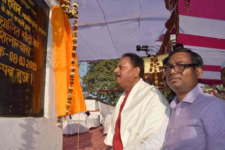 शिलान्यास के 2.5 वर्ष बाद भी लटका है सासाराम जंक्शन पर स्वचालित सीढ़ी | फंड का झूठा रोना , रोते हैं अधिकारी | Pending Escalator 1 8 मार्च 2019 को सासाराम रेलवे स्टेशन पर लिफ्ट, स्वचालित सीढ़ी और अन्य योजनाओं का शिलान्यास करते संसद और रेल अधिकारी