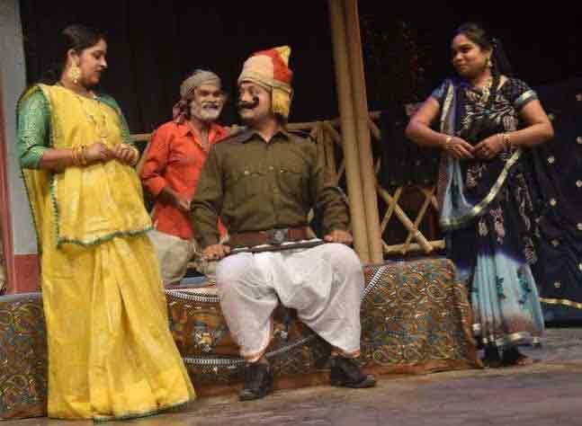 28 नवंबर 2020 को पटना के कालिदास रंगालय में मंच‍ित नाटक लोहा सिंह का एक दृश्‍य 
