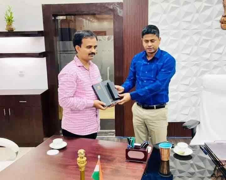 BPSC टॉपर पहुंचे गांव , बैंड बाजा के साथ हुआ स्वागत , सासाराम अनुमंडल के चमारहा में जश्न | BPSC Topper Gaurav Welcomed in Village 5 DM ने भी किया BPSC TOPPER गौरव का अभिनंदन