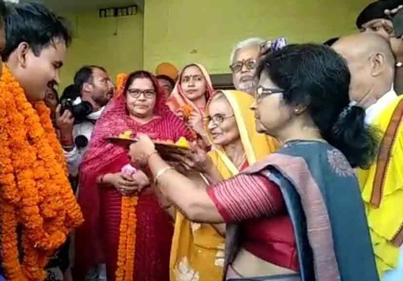 BPSC टॉपर पहुंचे गांव , बैंड बाजा के साथ हुआ स्वागत , सासाराम अनुमंडल के चमारहा में जश्न | BPSC Topper Gaurav Welcomed in Village 1 BPSC Topper Gaurav Welcomed in Village