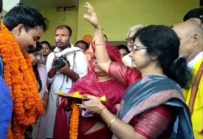 BPSC टॉपर पहुंचे गांव , बैंड बाजा के साथ हुआ स्वागत , सासाराम अनुमंडल के चमारहा में जश्न | BPSC Topper Gaurav Welcomed in Village 4 65 वीं बीपीएससी में टापर गौरव सिंह रिजल्ट के बाद पहली बार जब नवरात्र के महानवमी की सुबह अपने गांव चमरहा पहुंचे तो ग्रामीणों द्वारा भव्य स्वागत किया गया