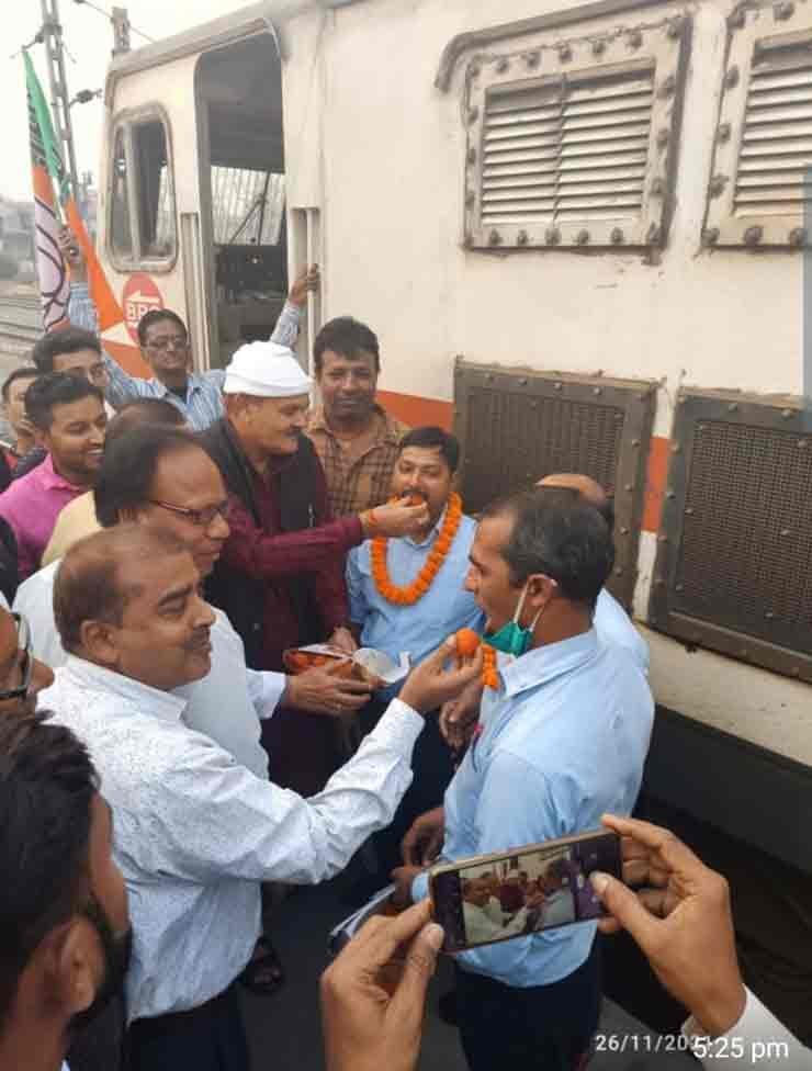 सासाराम जंक्शन पर हावड़ा लाल कुंवा एक्सप्रेस का स्वागत