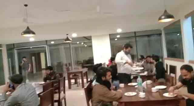 एयर फोर्स ने फ्री में युक्रेन से दिल्ली लाया सासाराम के अरुण को, बिहार सदन में ठहरने की व्यव्स्था | Arun sasaram evacuation ukraine war 13 बिहार सदन में खाना खाते अरुण और अन्य बिहारी बच्चे