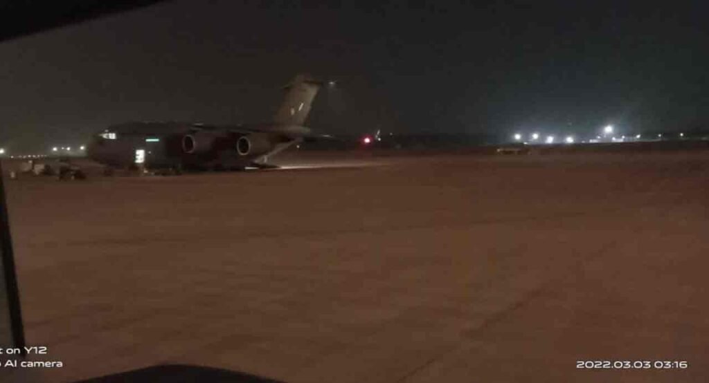 एयर फोर्स ने फ्री में युक्रेन से दिल्ली लाया सासाराम के अरुण को, बिहार सदन में ठहरने की व्यव्स्था | Arun sasaram evacuation ukraine war 10 अरुण के कैमरे में कैद बुर्चारेस्ट,रोमानिया हवाई अड्डा पर खड़ा इंडियन एयर फोर्स का C-17 ग्लोब मास्टर विमान