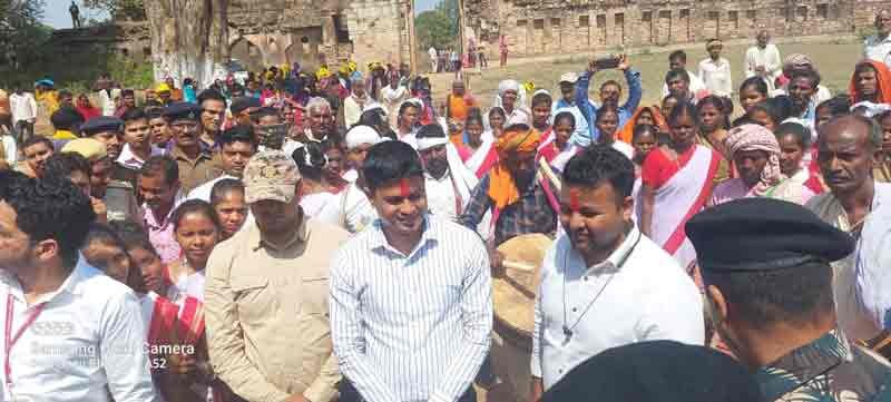 रोहतासगढ़ का पहला सरकारी वनवासी कल्याण महोत्सव ऐतिहासिक बन गया | Rohtasgarh vanvasi kalyan mahotsav 2022 6 रोहतासगढ़ वनवासी कल्याण महोत्सव 2022 में डीएम धर्मेंद्र कुमार का भव्य स्वागत