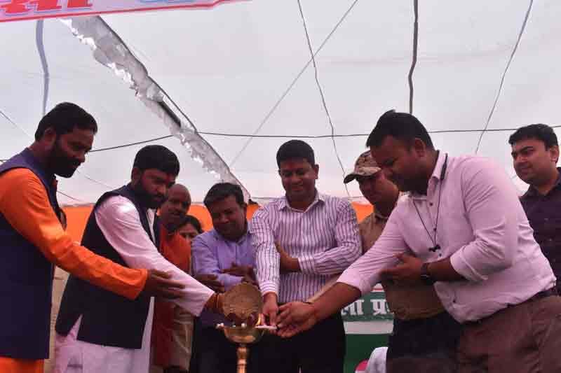 रोहतासगढ़ का पहला सरकारी वनवासी कल्याण महोत्सव ऐतिहासिक बन गया | Rohtasgarh vanvasi kalyan mahotsav 2022 1 दिप प्रज्वलित करके रोहतासगढ़ वनवासी कल्याण महोत्सव 2022 का उद्घाटन करते जिलाधिकारी