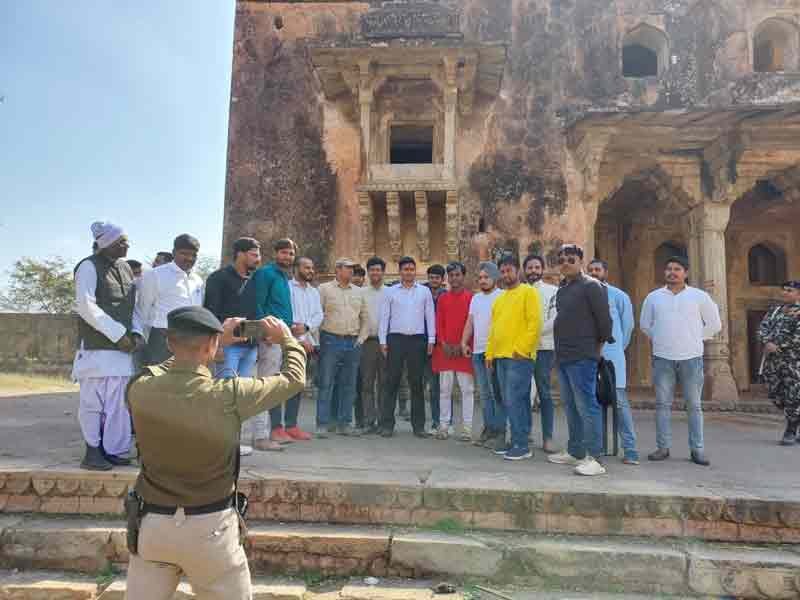रोहतासगढ़ का पहला सरकारी वनवासी कल्याण महोत्सव ऐतिहासिक बन गया | Rohtasgarh vanvasi kalyan mahotsav 2022 19 डीएम धर्मेंद्र कुमार,डीएफओ प्रद्युम्न गौरव के साथ "सासाराम कि गलियाँ" के फाउंडर और अन्य साथी तथा अधिकारीगणों के साथ कैमरे में कैद हुई यादगार पल