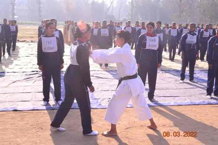 अपनी पुलिस ब्लैक बेल्ट विजेता से निशुल्क महिला डिफेंस ट्रेनिंग दिलवा रही है, ले लीजिए | Free Female Self Defence Training By Police 5 रोहतास पुलिस द्वारा दिया जा रहा निशुल्क महिला आत्मरक्षा प्रशिक्षण की तस्वीर