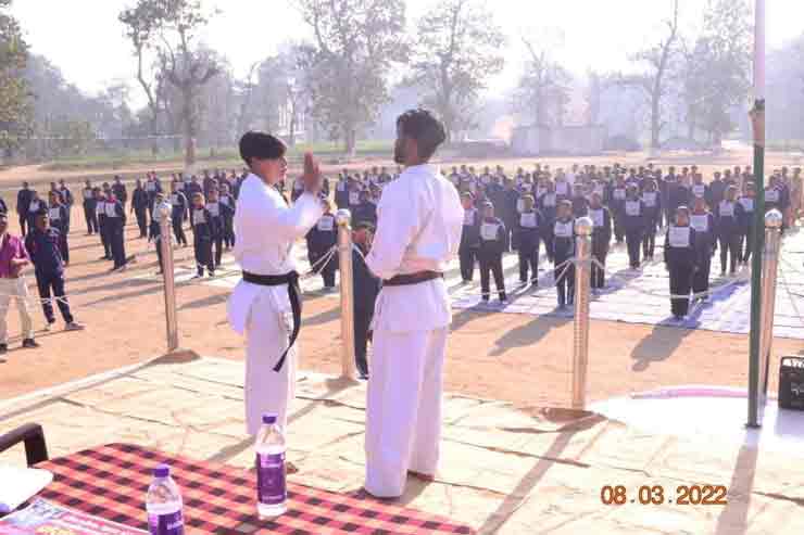 अपनी पुलिस ब्लैक बेल्ट विजेता से निशुल्क महिला डिफेंस ट्रेनिंग दिलवा रही है, ले लीजिए | Free Female Self Defence Training By Police 2 डेहरी में महिलाओं को आत्मरक्षा प्रशिक्षण देती ट्रेनर