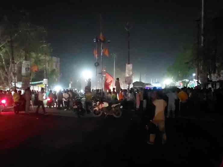 थम गया सासाराम शहर, पिट पिट कर हत्या के बाद प्रर्दशन ! भारी पुलिस बल तैनात, स्थिति तनावपूर्ण | Dhankadha pit pit kar hatya sasaram me traffic jam 4 धौडाढ़ ओपी क्षेत्र के धनकाढा गांव में हत्या के विरोध में सासाराम में सड़क जाम