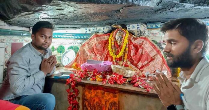 Sasaram Ki Galiyan द्वारा सासाराम के ताराचंडी धाम की कोल आदिवासी बस्ती में मिठाई वितरण
