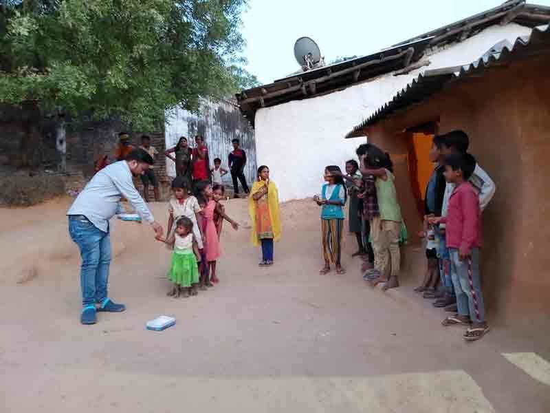 Sasaram Ki Galiyan द्वारा सासाराम के ताराचंडी धाम की आदिवासी बस्ती में मिठाई वितरण