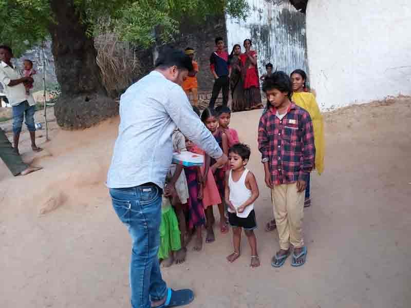 Sasaram Ki Galiyan द्वारा ताराचंडी धाम की आदिवासी बस्ती में मिठाई वितरण