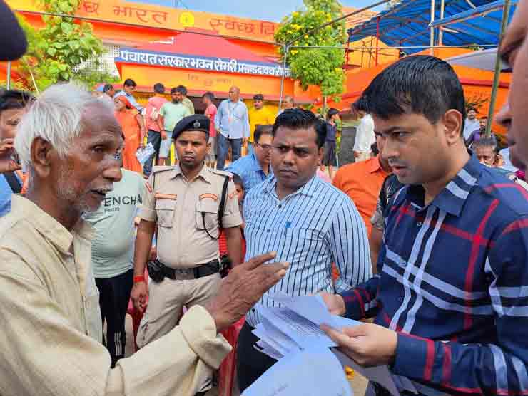डीएम ने बिक्रमगंज में किया रात्रि विश्राम , गांव में शिविर लगाकर समस्यायों का किया निपटारा | DM dharmendra kr night camp at bikramganj 4 DM dharmendra kr night camp at bikramganj