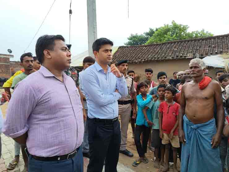 डीएम ने बिक्रमगंज में किया रात्रि विश्राम , गांव में शिविर लगाकर समस्यायों का किया निपटारा | DM dharmendra kr night camp at bikramganj 7 DM dharmendra kr night camp at bikramganj