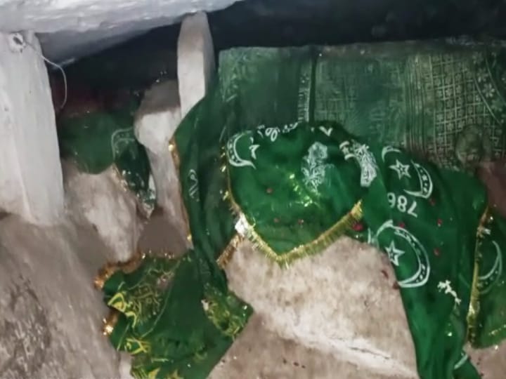 अशोक शिलालेख को मजार से मुक्त कराने के लिए विपक्ष ने दिया धरना, सम्राट चौधरी ने कहा अगला धरना चंदन पहाड़ी पर होगा | samrat chaudhary Dharna for Encroachment Ashok shilalekh sasaram 1 अशोक शिलालेख पर अवैध अतिक्रमण करके चादर चढ़ा दिया गया गया है, और चाभी भी हड़प लिया गया है
