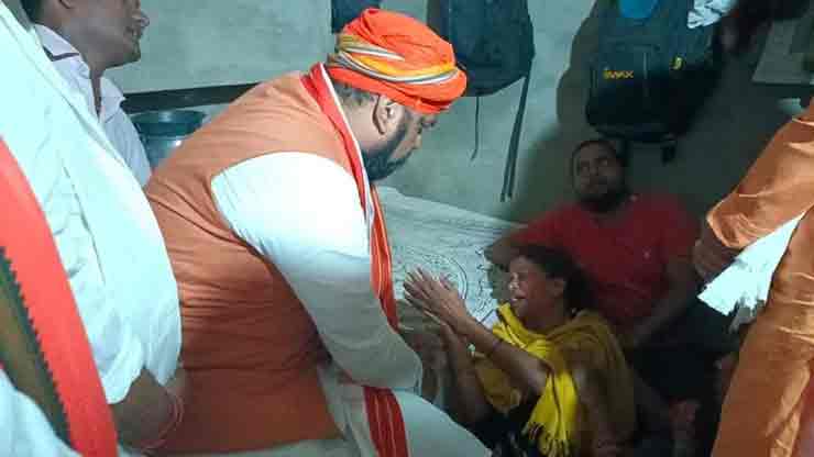 सासाराम दंगा में मृतक के घर आंसू पोछने पहुंचे सम्राट चौधरी, किया मदद का वादा | Samrat consoled died victim family of sasaram riot 2023 1 मां का इलाज कराने आए राजा को दंगाइयों ने गोली मार दिया था